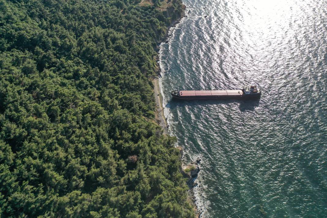 Mudanya'da karaya oturan kargo gemisi kurtarıldı 1